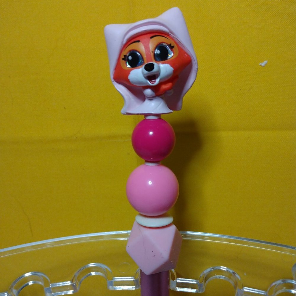 Disney Doorables: Maid Marian handmade beaded pen